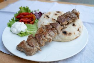Svinjski raznjic (salse e insalate a scelta)