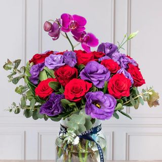 Mora Roja - Rosa Roja, Lisianthus Morado y Orquídea