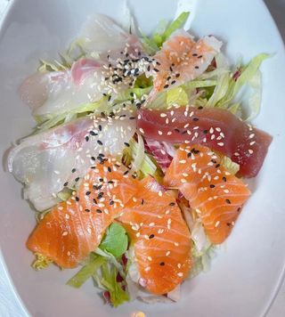 Insalata mista con sashimi misto