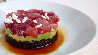 Tartare di tonno, avocado e zenzero e riso nero