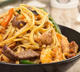 Tallarines fritos tres delicias