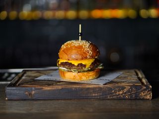 Бургер з мармурової яловичини без картопля фрі