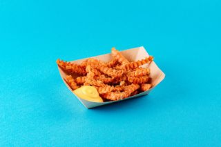 Батат фрі з сирним соусом (215г)