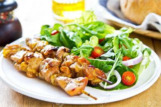 Pinchitos de pollo 2 uds. con ensalada de verdura