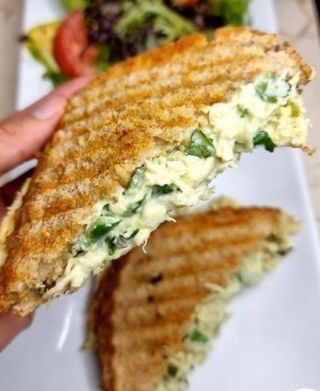 Sandwich De Pollo Con Aguacate