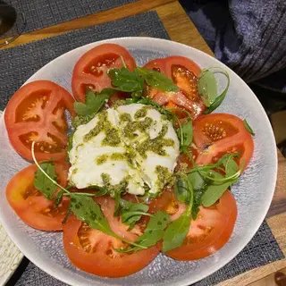 Burrata Con Tomate Y Salsa De Pesto