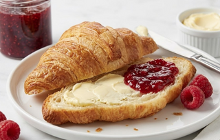 Croissant De Mantequilla Y Mermelada De Frambuesa