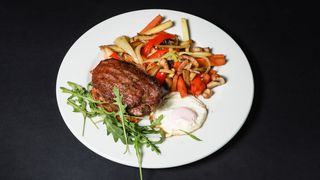 Biftek s jajetom na tostu