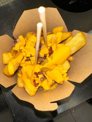 Patatine fritte con cheddar e pancetta