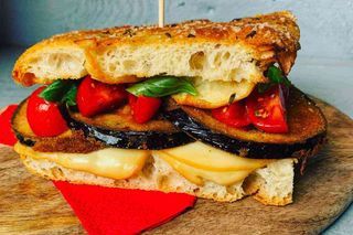 Panino con melanzane grigliate, pomodoro, olio, sale e origano