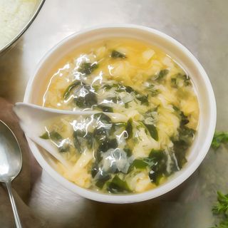 1A. Sopa de huevos y wakame