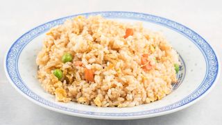 61. Prženi pirinač sa jajima 