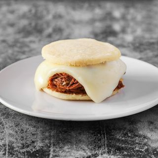 Arepa De Ternera Desmechada Y Queso