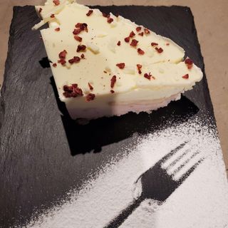 Малинова торта с бял шоколад (250г)