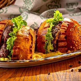 Чизбургер с сырным соусом