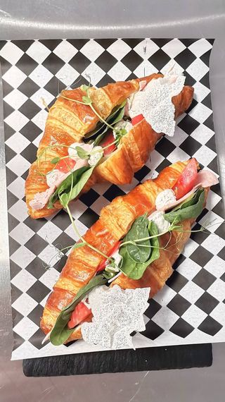 Кроасан сандвич с пуешко филе