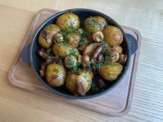 Молода картопля з беконом и грибами (400г)