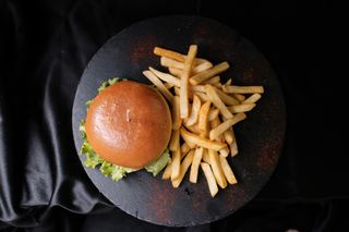бургер из мраморной говядины с картофелем фри