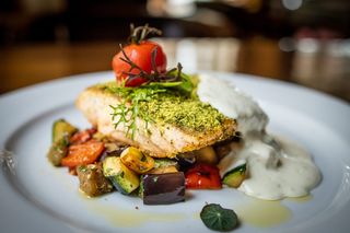 File de somon in crusta de verdeturi, legume ratatouille si spuma lime