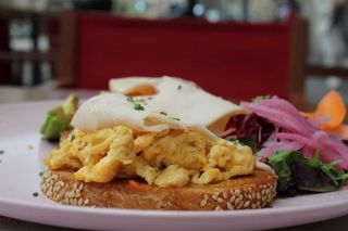 Tosta De Huevos Revueltos Con Pavo Ahumado