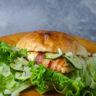 Rolovana punjena bela vešalica 350 gr u lepinji