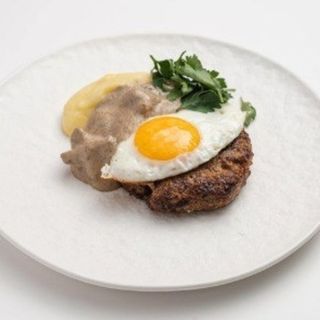 Говяжья котлета с  пюре и яйцом