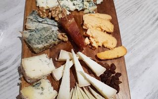 Tabla De Quesos Asturianos con pan-ajillo,pimiento caramelizado
