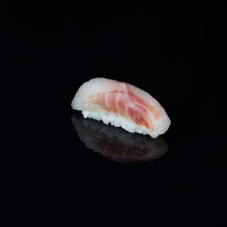 35. Nigiri de Dorada