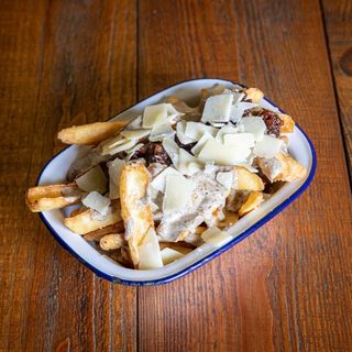 Patatas con salsa de trufa negra, mermelada de beicon y parmesano