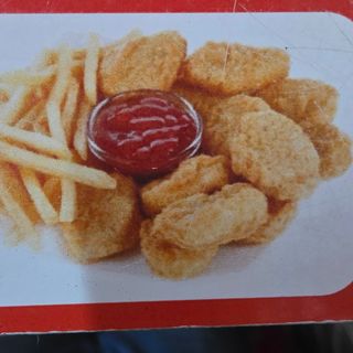 Menu infantil nuggets de pollo papas fritas 