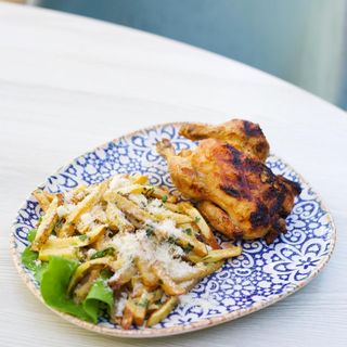 Cocoşel pitic pe jar, cartofi cu mujdei,parmezan,verdeață/500gr/200gr