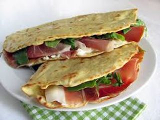 Piadina con speck, brie, rucola, pomodoro fresco e mozzarella