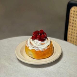 დარიჩინის როლი ალუბლით და თეთრი შოკოლადით