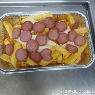 Patatine con würstel  e formaggio