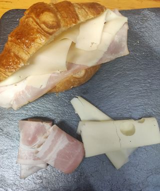 Croissant de bacon con queso