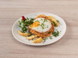 Sznycel wiedeński z jajkiem sadzonym