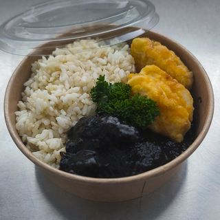 Chipirones en su tinta con arroz y merlucitas albardadas
