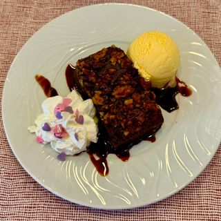 BROWNIE CON NATA Y HELADO DE VAINILLA