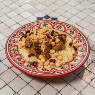 Couscous de cordero con garbanzos y pasas (ración)