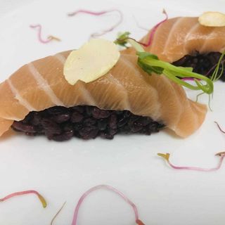 061.Nigiri black sake - 2 pezzi