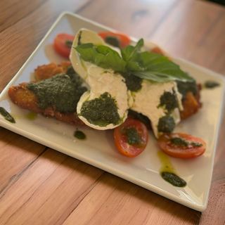 Straccetti di milanese con burrate e pesto 