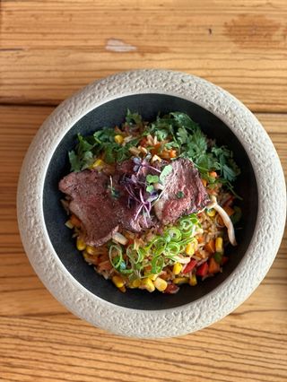 Arroz frito al wok con pato, verdurítas y trufa