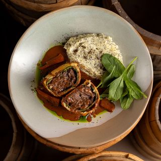 Щічки яловичі зі шпинатним млинцем під винним соусом і маковим картопляним пюре (170/100/30/40 г)