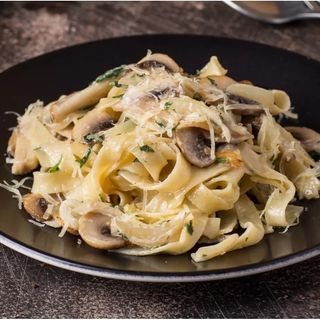 Фетучини с курицей и грибами