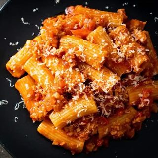 Macarrones con tomate y chorizo 