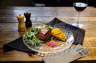 Mușchi vită cu cartofi copți si mix de salata