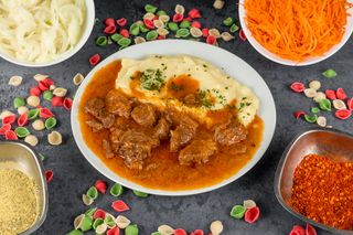 Gulaš sa junećim mesom sa prilogom