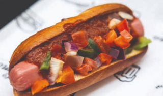 Ramoncito de salchicha con salsa chipotle tatemada y pico de gallo