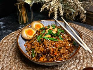 Смажений рис з телятиною та маринованим яйцем (450g)