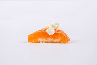 61. Nigiri salmon scottati